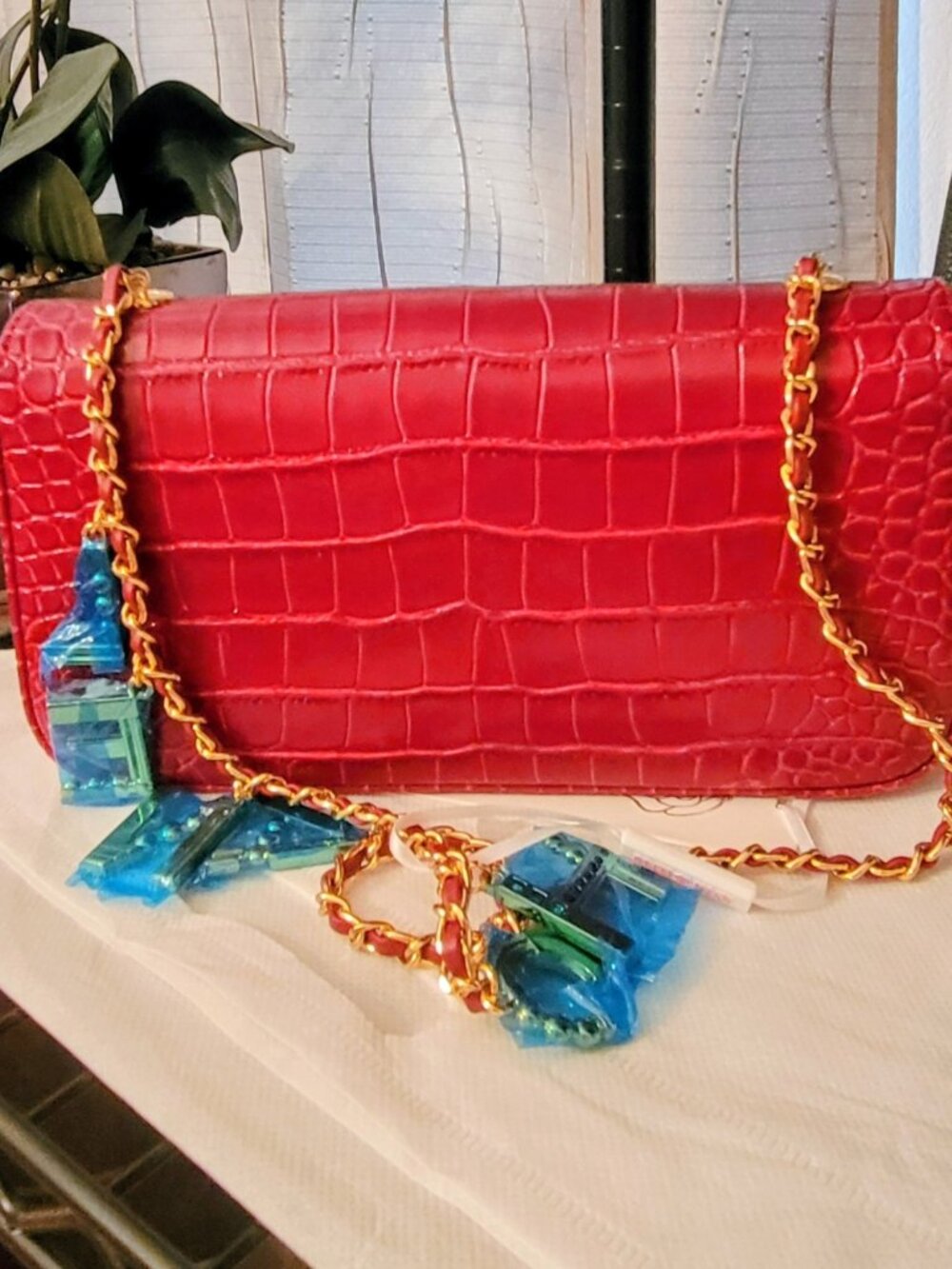 **Red croc chic crossbody fashion bag! NO BRAND.  New, never used.